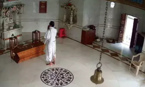 పూజ చేస్తూ మాజీ ఎమ్మెల్యే మృతి.. సీసీటీవీలో రికార్డు పూజ చేస్తూ మాజీ ఎమ్మెల్యే మృతి.. సీసీటీవీలో రికార్డు