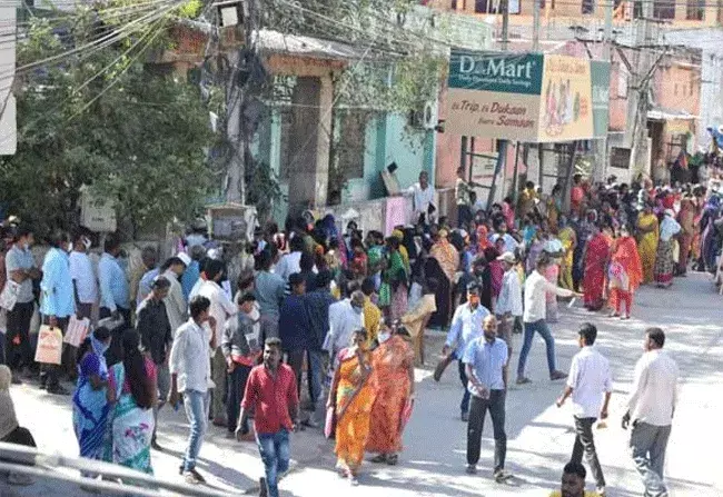 హైదరాబాద్‌లో మీసేవ కేంద్రాలకు వరద బాధితుల తాకిడి