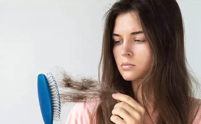 శీతాకాలంలో హెయిర్ ఫాల్.. అరికట్టేందుకు నిపుణులు సూచించిన మార్గాలు శీతాకాలంలో హెయిర్ ఫాల్.. అరికట్టేందుకు నిపుణులు సూచించిన మార్గాలు