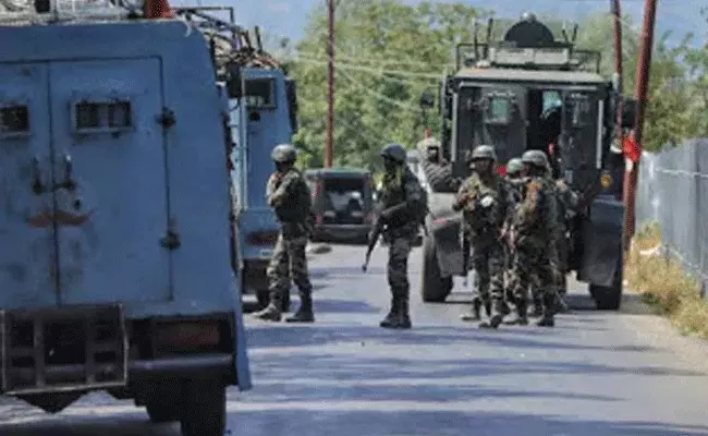 పుల్వామాలో భద్రతా దళాలపై దాడులు.. 12మంది సాధారణ పౌరులకు గాయాలు