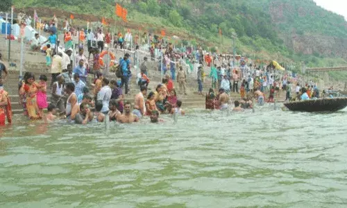 తుంగభద్ర పుష్కరాలు.. ఏపీ ప్రభుత్వం తీసుకుంటున్న చర్యలు వివాదాస్పదం! తుంగభద్ర పుష్కరాలు.. ఏపీ ప్రభుత్వం తీసుకుంటున్న చర్యలు వివాదాస్పదం!