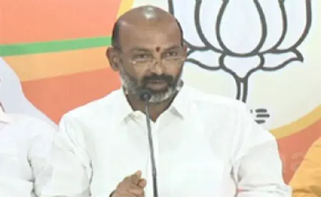 మంత్రి అజయ్పైనా తీవ్ర స్థాయిలో మండిపడ్డ బండి సంజయ్ మంత్రి అజయ్పైనా తీవ్ర స్థాయిలో మండిపడ్డ బండి సంజయ్