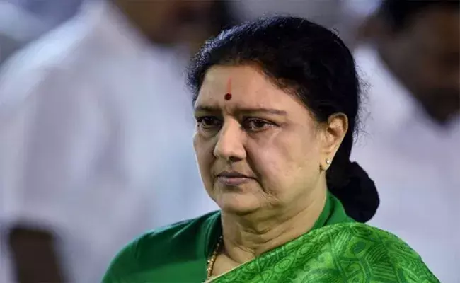చిన్నమ్మ మిడిల్ డ్రాప్.. కారణం ఇదేనా? చిన్నమ్మ మిడిల్ డ్రాప్.. కారణం ఇదేనా?