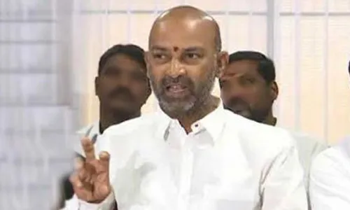 అధికార టీఆర్ఎస్ చెప్పినట్టే ఈసీ నడుస్తోంది : బండి సంజయ్ అధికార టీఆర్ఎస్ చెప్పినట్టే ఈసీ నడుస్తోంది : బండి సంజయ్