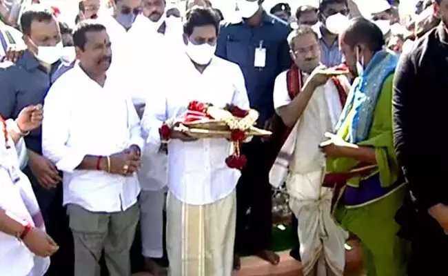 నీట మునిగితేనే పుష్కర స్నానం.. నెత్తిన నీళ్లు చల్లుకుంటే కాదు : మహిళా భక్తులు నీట మునిగితేనే పుష్కర స్నానం.. నెత్తిన నీళ్లు చల్లుకుంటే కాదు : మహిళా భక్తులు