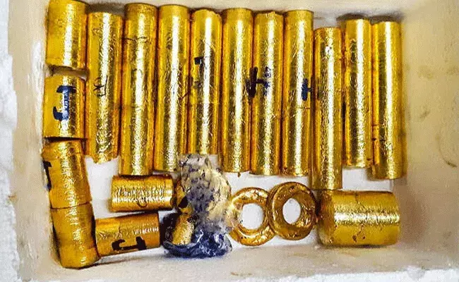 కిలాడీలు.. లేడీస్ హ్యాండ్ బ్యాగ్లో బంగారు కడ్డీలు పెట్టి.. కిలాడీలు.. లేడీస్ హ్యాండ్ బ్యాగ్లో బంగారు కడ్డీలు పెట్టి..