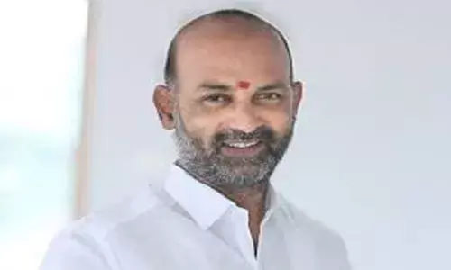 బండి సంజయ్పై ఎస్ఈసీకి ఫిర్యాదు చేసిన టీఆర్ఎస్ బండి సంజయ్పై ఎస్ఈసీకి ఫిర్యాదు చేసిన టీఆర్ఎస్