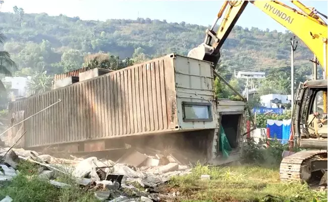 విశాఖలో టీడీపీ నాయకులే టార్గెట్‌గా ఆస్తులు ధ్వంసం..