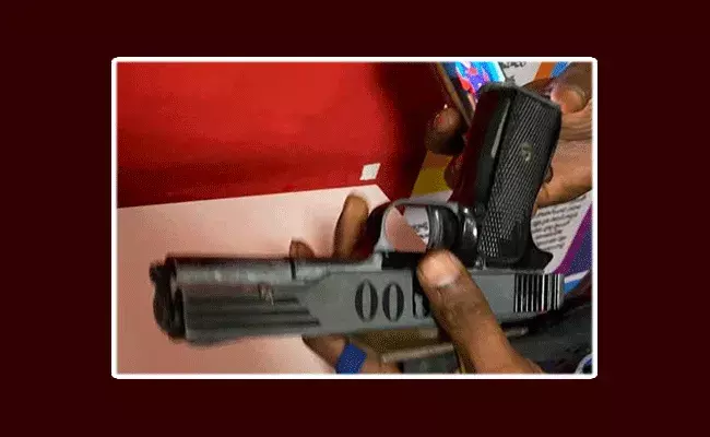 సీఐఎస్ఎఫ్ ఉద్యోగినంటూ రివాల్వర్‌తో  యువకుడు హల్ చల్