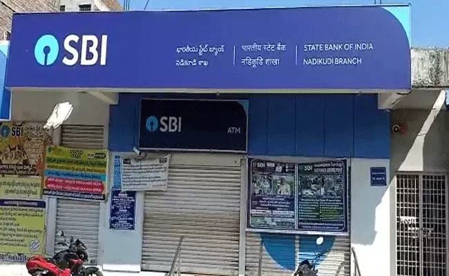 ఎస్బీఐ బ్యాంకులో భారీ చోరీ.. ఆధారాలు దొరకకుండా జాగ్రత్తలు తీసుకున్న దొంగలు ఎస్బీఐ బ్యాంకులో భారీ చోరీ.. ఆధారాలు దొరకకుండా జాగ్రత్తలు తీసుకున్న దొంగలు