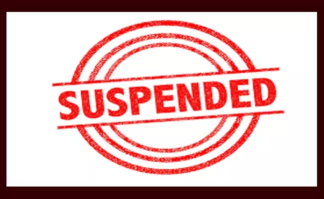 కరీంనగర్ జిల్లాలో గ్రామ సర్పంచ్‌ని సస్పెండ్‌ చేయడంపై ఆందోళనలు