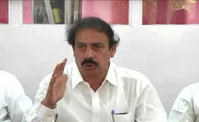 పోలవరం ప్రాజెక్టు సందర్శనకు బయలుదేరిన సీపీఐ రామకృష్ణను అడ్డుకున్న పోలీసులు పోలవరం ప్రాజెక్టు సందర్శనకు బయలుదేరిన సీపీఐ రామకృష్ణను అడ్డుకున్న పోలీసులు
