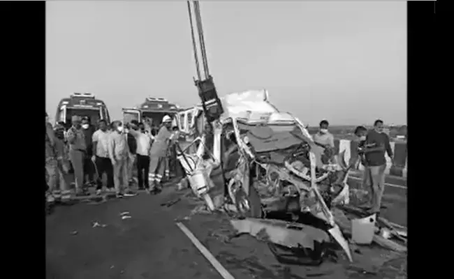 ఒంగోలు బైపాస్ రోడ్డులో ఘోర ప్రమాదం ఒంగోలు బైపాస్ రోడ్డులో ఘోర ప్రమాదం