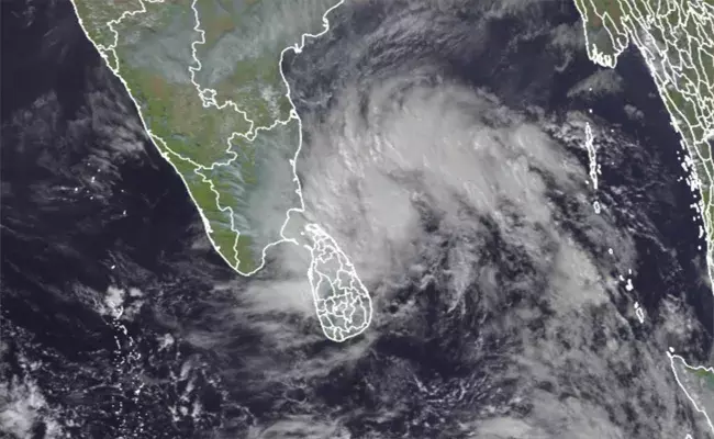 తమిళనాడును వణికిస్తున్న నివర్ తుఫాన్ తమిళనాడును వణికిస్తున్న నివర్ తుఫాన్