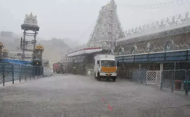 నివర్ ఎఫెక్ట్.. వెంకన్న సన్నిధానంలో వర్షం