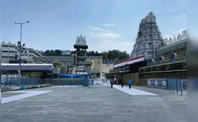 నివర్ ఎఫెక్ట్.. తిరుమలలో కుండపోత నివర్ ఎఫెక్ట్.. తిరుమలలో కుండపోత