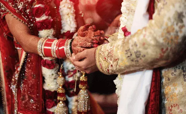 శుభమా అని పెళ్లి చేసుకుంటే.. నవ దంపతులను క్వారంటైన్లోకి పంపిన కరోనా శుభమా అని పెళ్లి చేసుకుంటే.. నవ దంపతులను క్వారంటైన్లోకి పంపిన కరోనా