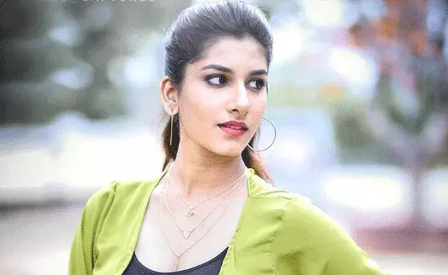 బిగ్బాస్ ఎన్ని కోట్లిచ్చినా.. అలాంటి పనులు చేయను..: విష్ణుప్రియ కామెంట్స్ బిగ్బాస్ ఎన్ని కోట్లిచ్చినా.. అలాంటి పనులు చేయను..: విష్ణుప్రియ కామెంట్స్