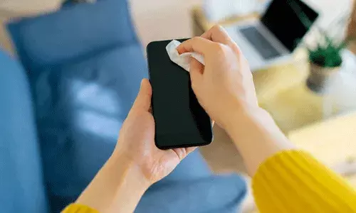 కరోనా కాలం.. ఫోన్ క్లీన్ చేస్తున్నామా మనం..!! కరోనా కాలం.. ఫోన్ క్లీన్ చేస్తున్నామా మనం..!!