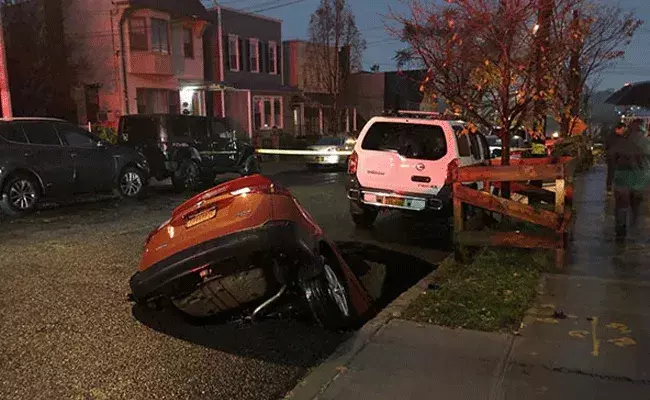 పార్క్ చేసిన కారు.. సడెన్‌గా రోడ్డు కుంగడంతో..