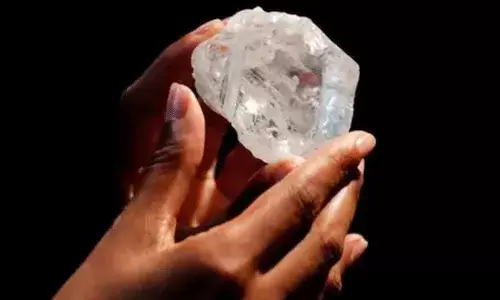 పొలంలో మెరుస్తున్న రాళ్లు.. వజ్రాలంటూ వార్తలు పొలంలో మెరుస్తున్న రాళ్లు.. వజ్రాలంటూ వార్తలు