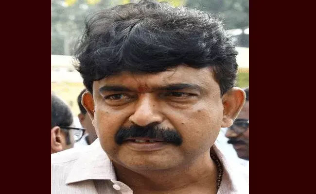 బిగ్ బ్రేకింగ్.. మంత్రి పేర్ని నానిపై దాడి