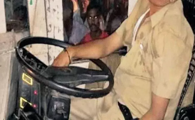 ప్రాణం పోతున్నా ప్రయాణీకుల ప్రాణాలు కాపాడి.. ప్రాణం పోతున్నా ప్రయాణీకుల ప్రాణాలు కాపాడి..