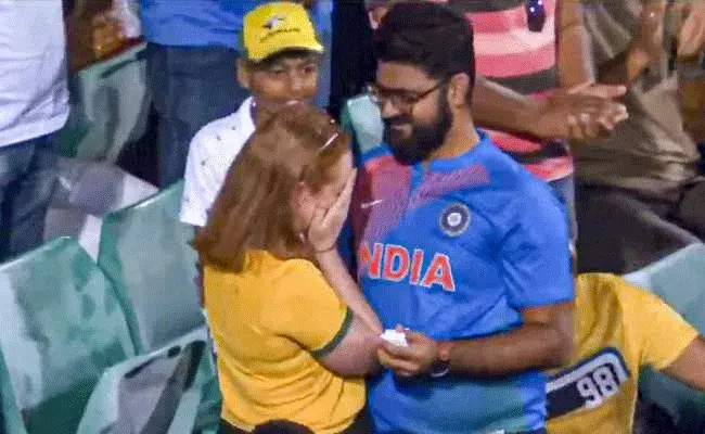 కలలు నిజమైన చోటు.. క్రికెట్ స్టేడియంలో ప్రపోజ్