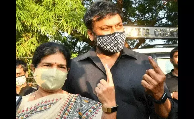 గ్రేటర్లో ఓటేసిన సెలబ్రెటీలు గ్రేటర్లో ఓటేసిన సెలబ్రెటీలు