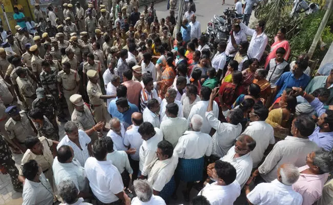 144 సెక్షన్ పేరుతో మా శిబిరాలను ఖాళీ చేయిస్తున్నారు : అమరావతి రైతులు 144 సెక్షన్ పేరుతో మా శిబిరాలను ఖాళీ చేయిస్తున్నారు : అమరావతి రైతులు