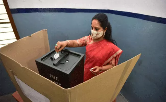 గ్రేటర్ ఎన్నికల్లో ఎమ్మెల్సీ కవిత ఓటు వేయడంపై వివాదం.. ఎస్ఈసీ వివరణ గ్రేటర్ ఎన్నికల్లో ఎమ్మెల్సీ కవిత ఓటు వేయడంపై వివాదం.. ఎస్ఈసీ వివరణ