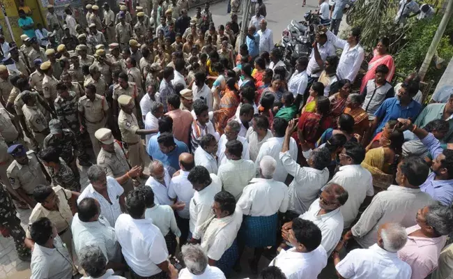 144 సెక్షన్‌ పేరుతో మా శిబిరాలను ఖాళీ చేయిస్తున్నారు : అమరావతి రైతులు