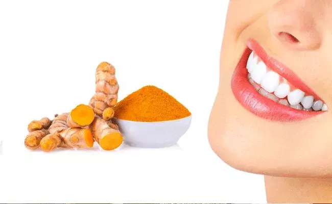 మెరిసే దంతాల కోసం పసుపు