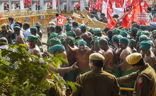 ఢిల్లీ సరిహద్దుల్లో వరుసగా 9వ రోజు రైతుల ఆందోళన ఢిల్లీ సరిహద్దుల్లో వరుసగా 9వ రోజు రైతుల ఆందోళన