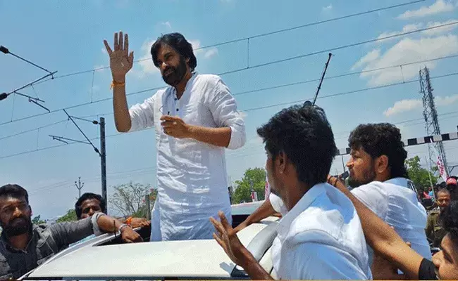 పవన్ కళ్యాణ్ను గ్రామంలోకి రానివ్వకుండా వైసీపీ కార్యకర్తల యత్నం పవన్ కళ్యాణ్ను గ్రామంలోకి రానివ్వకుండా వైసీపీ కార్యకర్తల యత్నం