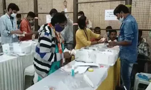 గ్రేటర్ ఎన్నికల కౌంటింగ్.. కూకట్పల్లి కౌంటింగ్ సెంటర్ వద్ద ఏజెంట్లు ఆందోళన గ్రేటర్ ఎన్నికల కౌంటింగ్.. కూకట్పల్లి కౌంటింగ్ సెంటర్ వద్ద ఏజెంట్లు ఆందోళన