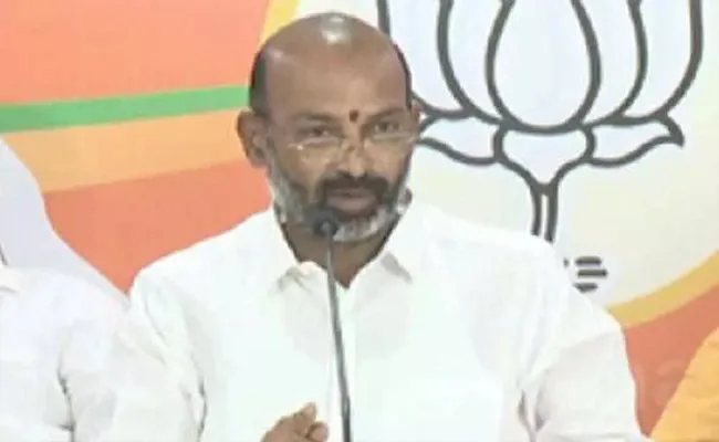 రైతులకు జరిగిన నష్టాన్ని ప్రభుత్వమే చెల్లించాలి : బండి సంజయ్ రైతులకు జరిగిన నష్టాన్ని ప్రభుత్వమే చెల్లించాలి : బండి సంజయ్