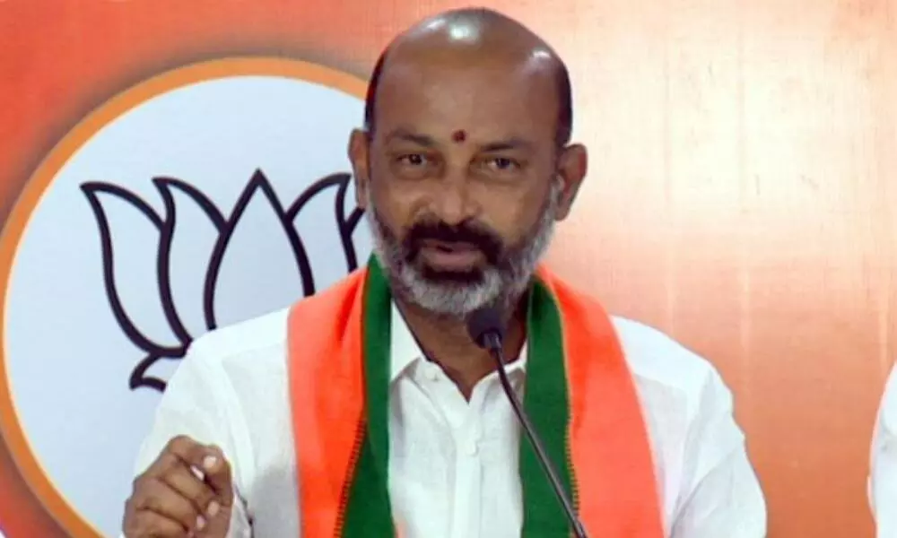 30 మంది టీఆర్ఎస్ ఎమ్మెల్యేలు టచ్లో ఉన్నారంటూ బాంబు పేల్చిన బండి సంజయ్ 30 మంది టీఆర్ఎస్ ఎమ్మెల్యేలు టచ్లో ఉన్నారంటూ బాంబు పేల్చిన బండి సంజయ్