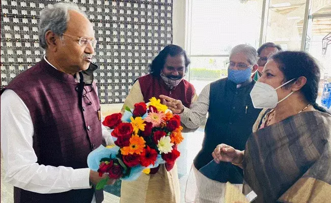 పురంధేశ్వరిపై పూలవర్షం కురిపించిన బీజేపీ కార్యకర్తలు పురంధేశ్వరిపై పూలవర్షం కురిపించిన బీజేపీ కార్యకర్తలు