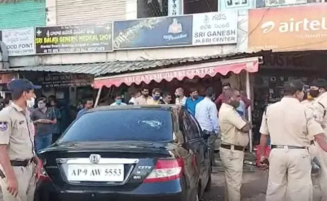 జిలేబీ సెంటర్‌లోకి దూసుకెళ్లిన కారు.. సలసల కాగుతున్న నూనె మీద పడి..