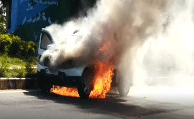 కారులో మంటలు.. తృటిలో తప్పిన ప్రాణాపాయం