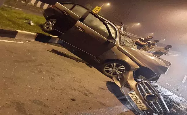 ఘోర రోడ్డు ప్రమాదం.. వైసీపీ సీనియర్ నేత మృతి ఘోర రోడ్డు ప్రమాదం.. వైసీపీ సీనియర్ నేత మృతి