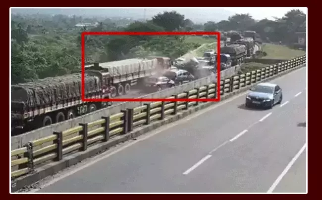 ఘోర ప్రమాదం.. బ్రేకులు ఫెయిలై 11 కార్లపైకి దూసుకెళ్లిన లారీ