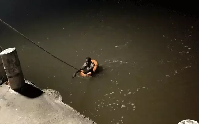 వంతెనపై రెండు బైక్‌లు ఢీ. ఎగిరి నదిలో పడ్డ 9 ఏళ్ల చిన్నారి