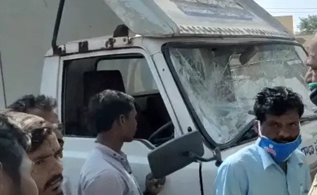 జనంపై దూసుకెళ్లిన 104 వాహనం