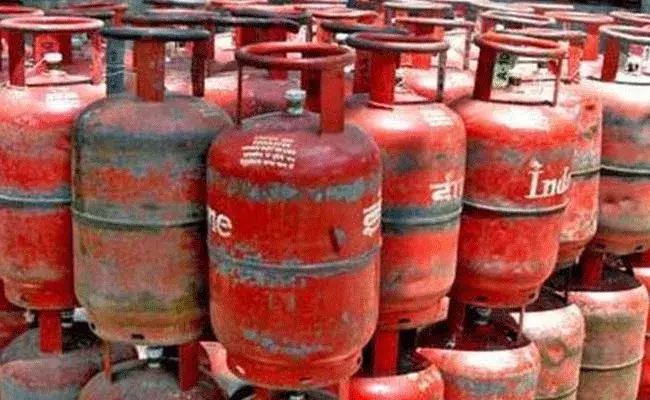 వంట గ్యాస్ మండుతోంది.. 15 రోజుల వ్యవధిలో మళ్లీ బాదుడు