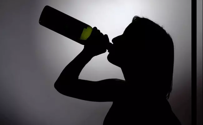 మద్యం మత్తులో మగువ.. మద్యం మత్తులో మగువ..