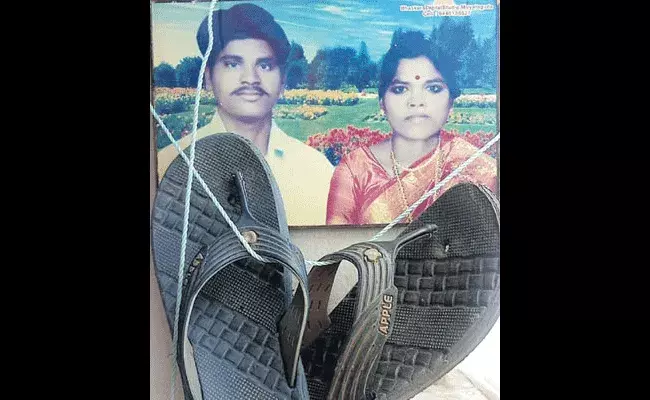 తల్లిదండ్రుల ఫోటోకు చెప్పుల దండ.. ఆస్థికోసం కొడుకులు చేసిన నిర్వాకం తల్లిదండ్రుల ఫోటోకు చెప్పుల దండ.. ఆస్థికోసం కొడుకులు చేసిన నిర్వాకం