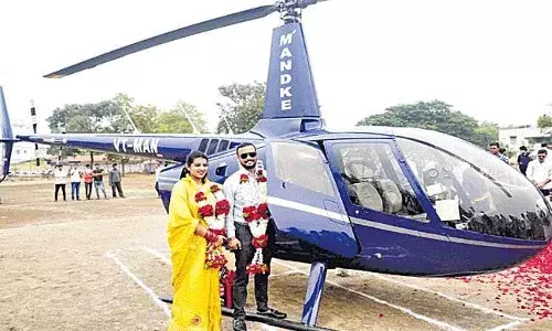 సోదరిపై అన్న ప్రేమ.. పుట్టింటికి తీసుకువెళ్లేందుకు హెలికాప్టర్ సోదరిపై అన్న ప్రేమ.. పుట్టింటికి తీసుకువెళ్లేందుకు హెలికాప్టర్