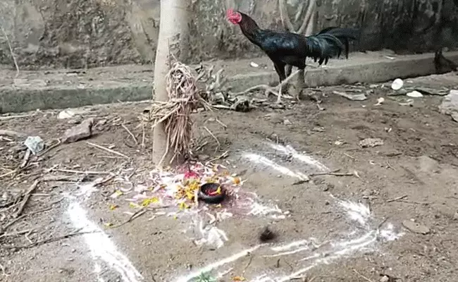 అర్థరాత్రి క్షుద్రపూజలు.. భయాందోళనలకు గురైన గ్రామస్తులు